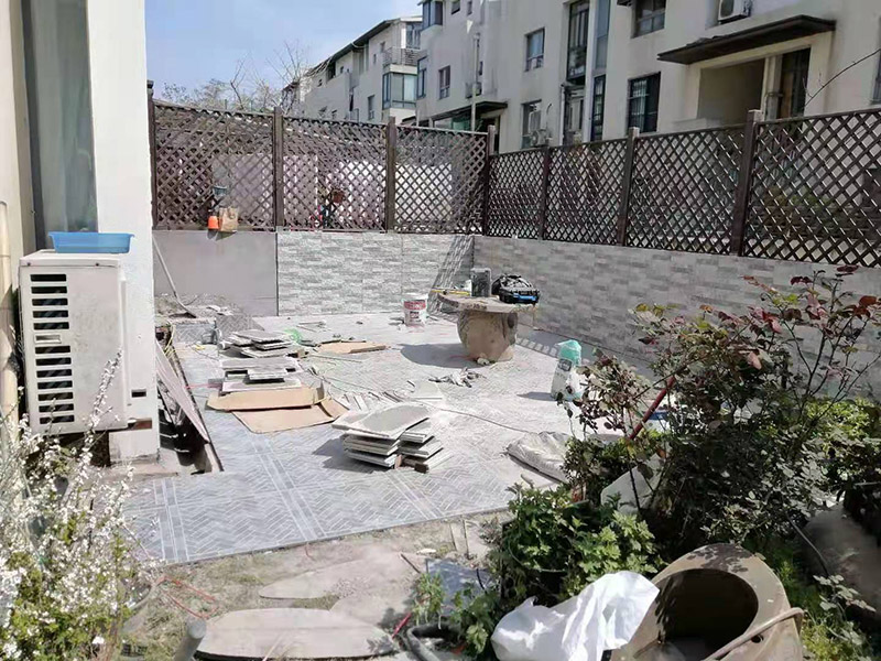 庭院防水貼磚：基層清理平整。其實(shí)不用說大家都知道開始的時(shí)候肯定是地面平整，定好大致的高度，然后整平夯實(shí)。水平定點(diǎn)，基層硬化。所有的造型定位之后，在規(guī)劃好的區(qū)域之內(nèi)就需要精確定點(diǎn)，做好標(biāo)高處理，然后進(jìn)行基層硬化。鋪貼透水磚，勾縫處理。做好前面的所有準(zhǔn)備工作就可以鋪貼透水磚了，按照自己最滿意的鋪貼花式來施工即可，最后用水泥砂漿勾縫處理。