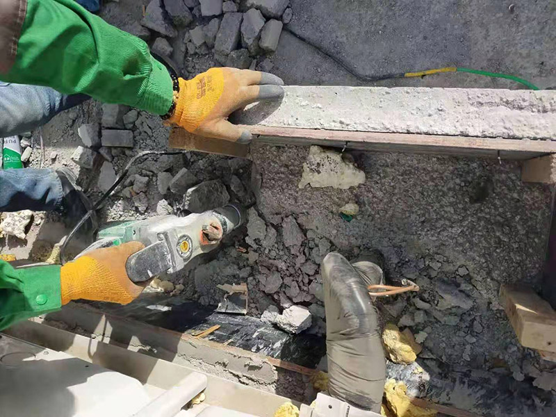 屋頂水管拆除改造：屋頂有很多的低矮的管道，其實是和其他住戶不相連的。這些是屋頂保溫層的排氣口。保溫層在施工時難免會有水分留在里面，施工結(jié)束后長期暴曬于屋頂，如果水汽排不出會造成屋頂起鼓開裂。所以在工程上要求有一定間隔的排氣口。 用水泥砂漿找平,同時做好防水層和保護層,然后,檢查基層處理并進行清理,要求不能有任何雜質(zhì),且屋面必須保持干燥,否則會直接影響防水效果,最后,根據(jù)當天的施工量配置相應的瀝青,并參照從高到低、從遠到近的順序,開始鋪貼屋面防水卷材。