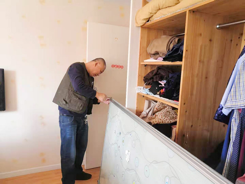 移門滑軌維修：用螺絲刀把滑輪卸下，檢查滑輪無法轉(zhuǎn)動原因，如果是生銹了，可以先涂點黃油，讓它自己滑動一下，可以增加靈活性;如果不行，請直接更換一個滑輪。 先借用工具取一個邊框和下封，用固定螺絲固定，把固定好的邊框放置地上，然后把移門板排列在邊框上面。 取另外一根邊框，接著卡入排列好的移門板上，用螺絲固定下封和邊框，一定要歸哪個緊，不要讓它松動。 卡入上封，用螺絲固定，同時固定好上滑輪，等待上下螺絲都固定好后，用牽引螺絲，把下滑輪固定在下封內(nèi)，整個過程維修好。