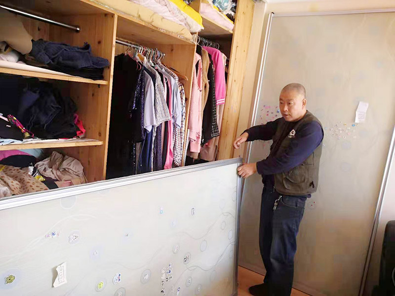 移門滑軌維修：用螺絲刀把滑輪卸下，檢查滑輪無法轉(zhuǎn)動原因，如果是生銹了，可以先涂點黃油，讓它自己滑動一下，可以增加靈活性;如果不行，請直接更換一個滑輪。 先借用工具取一個邊框和下封，用固定螺絲固定，把固定好的邊框放置地上，然后把移門板排列在邊框上面。 取另外一根邊框，接著卡入排列好的移門板上，用螺絲固定下封和邊框，一定要歸哪個緊，不要讓它松動。 卡入上封，用螺絲固定，同時固定好上滑輪，等待上下螺絲都固定好后，用牽引螺絲，把下滑輪固定在下封內(nèi)，整個過程維修好。