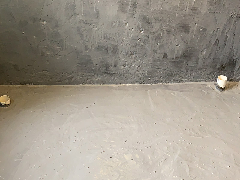 浴缸防水安裝施工：在安放浴缸時(shí)注意下水口的另一端要略高于下水口的一端，以便將來(lái)排污不暢。這一點(diǎn)要因情況而定。鑄鐵的浴缸雖然結(jié)實(shí)，但其導(dǎo)熱性非常的快，應(yīng)使用中河沙，在浴缸的底部鋪牢、砸實(shí)。 浴缸裙的貼磚是不需要抓毛的，砌好紅磚的臺(tái)子，在表面抹一層水泥砂漿，然后等兩天再來(lái)貼磚即可，貼磚很麻煩，由于地面留了坡度，而浴缸是平的，所以每一塊大磚都要打磨成不同的尺寸，不可以一次打磨很多，容易磨多了，要反復(fù)磨。磚的上邊要塞入浴缸的圓邊下，這樣才不會(huì)形成陽(yáng)角。