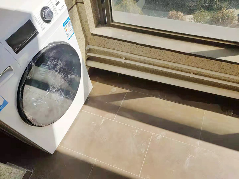 陽臺管道排布：首先檢測檢查一些看看是什么位置的管子的問題。根據(jù)判斷出水位置或者漏水位置選擇合適的維修措施方法。如果是出水外邊的管道壞了，可以通過更換外邊的管道水龍頭就可以維修修好。 在陽臺安裝水管，要選擇合適位置安裝水管，不能妨礙人在陽臺內(nèi)的活動，但要滿足人們使用水管的相關(guān)需求。