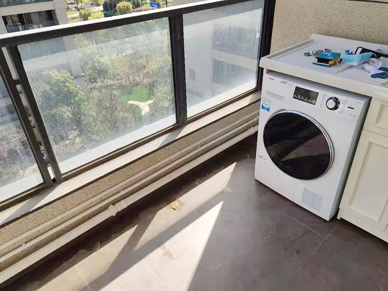 陽臺管道排布：首先檢測檢查一些看看是什么位置的管子的問題。根據(jù)判斷出水位置或者漏水位置選擇合適的維修措施方法。如果是出水外邊的管道壞了，可以通過更換外邊的管道水龍頭就可以維修修好。 在陽臺安裝水管，要選擇合適位置安裝水管，不能妨礙人在陽臺內(nèi)的活動，但要滿足人們使用水管的相關(guān)需求。