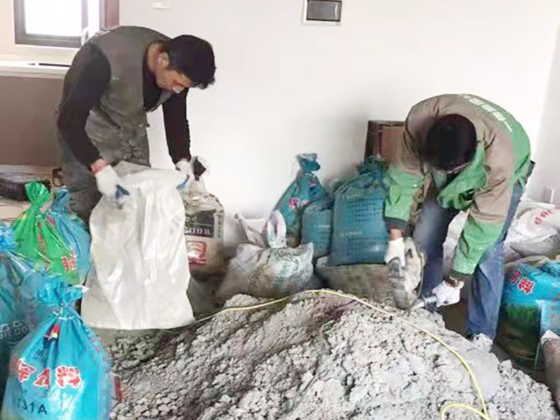 客廳地面貼磚：首先要把基層用水澆濕，除去雜物和浮沙。再抹結(jié)合層，需要注意的是要使用1：3的干性水泥漿，按照水平線探鋪平整，然后再把磚放在沙漿上用膠皮錘振實(shí)。這時(shí)再把地面磚取下澆抹水泥漿，然后把地面磚放實(shí)振平就可以了。采用干鋪法可以有效地避免鋪裝過程中造成的空鼓、氣泡等現(xiàn)象發(fā)生。但是干鋪法的技術(shù)含量比較高，所以費(fèi)用也會(huì)比較貴。