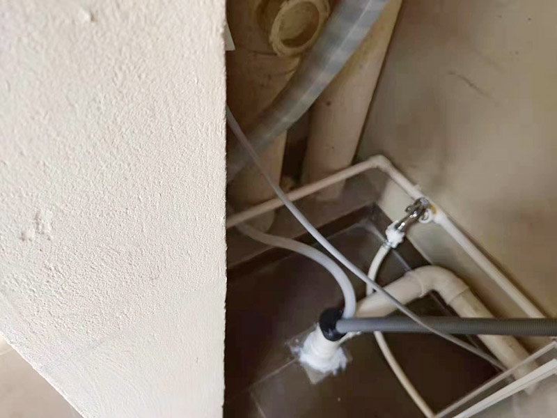 陽臺管道排布：首先檢測檢查一些看看是什么位置的管子的問題。根據(jù)判斷出水位置或者漏水位置選擇合適的維修措施方法。如果是出水外邊的管道壞了，可以通過更換外邊的管道水龍頭就可以維修修好。 在陽臺安裝水管，要選擇合適位置安裝水管，不能妨礙人在陽臺內(nèi)的活動，但要滿足人們使用水管的相關(guān)需求。