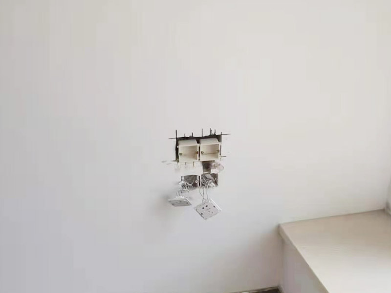 墻面電路開槽安裝：首先確定水電開槽的線路走向；然后施工隊(duì)安線路沿著地面或者墻面開槽；接入線管和暗盒；檢測(cè)電路面對(duì)水路進(jìn)行測(cè)壓；抹平線槽；最后對(duì)水路開槽進(jìn)行平面安裝。 注意在確定線路走向的時(shí)候，避免線路過多交叉，開槽走管的路線要橫平豎直。開暗槽的時(shí)候，要注意房屋的承重墻的鋼筋粗細(xì)，不要切到；開槽的深度寬度也要把握好，根據(jù)房屋結(jié)構(gòu)決定；電路接頭不要裸露在外面；穿管不能使用軟管；