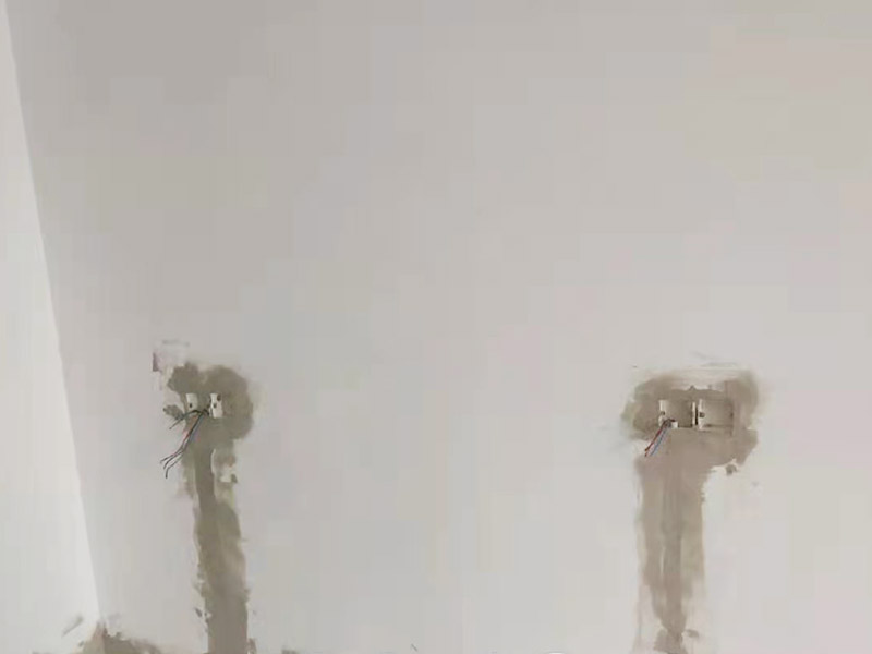 墻面電路開槽安裝：首先確定水電開槽的線路走向；然后施工隊(duì)安線路沿著地面或者墻面開槽；接入線管和暗盒；檢測(cè)電路面對(duì)水路進(jìn)行測(cè)壓；抹平線槽；最后對(duì)水路開槽進(jìn)行平面安裝。 注意在確定線路走向的時(shí)候，避免線路過多交叉，開槽走管的路線要橫平豎直。開暗槽的時(shí)候，要注意房屋的承重墻的鋼筋粗細(xì)，不要切到；開槽的深度寬度也要把握好，根據(jù)房屋結(jié)構(gòu)決定；電路接頭不要裸露在外面；穿管不能使用軟管；