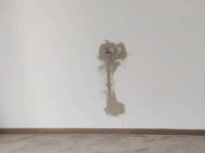 墻面電路開槽安裝：首先確定水電開槽的線路走向；然后施工隊(duì)安線路沿著地面或者墻面開槽；接入線管和暗盒；檢測(cè)電路面對(duì)水路進(jìn)行測(cè)壓；抹平線槽；最后對(duì)水路開槽進(jìn)行平面安裝。 注意在確定線路走向的時(shí)候，避免線路過多交叉，開槽走管的路線要橫平豎直。開暗槽的時(shí)候，要注意房屋的承重墻的鋼筋粗細(xì)，不要切到；開槽的深度寬度也要把握好，根據(jù)房屋結(jié)構(gòu)決定；電路接頭不要裸露在外面；穿管不能使用軟管；