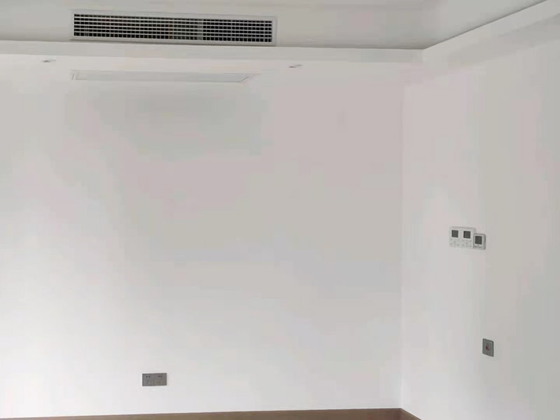 墻面電路開槽安裝：首先確定水電開槽的線路走向；然后施工隊(duì)安線路沿著地面或者墻面開槽；接入線管和暗盒；檢測(cè)電路面對(duì)水路進(jìn)行測(cè)壓；抹平線槽；最后對(duì)水路開槽進(jìn)行平面安裝。 注意在確定線路走向的時(shí)候，避免線路過多交叉，開槽走管的路線要橫平豎直。開暗槽的時(shí)候，要注意房屋的承重墻的鋼筋粗細(xì)，不要切到；開槽的深度寬度也要把握好，根據(jù)房屋結(jié)構(gòu)決定；電路接頭不要裸露在外面；穿管不能使用軟管；