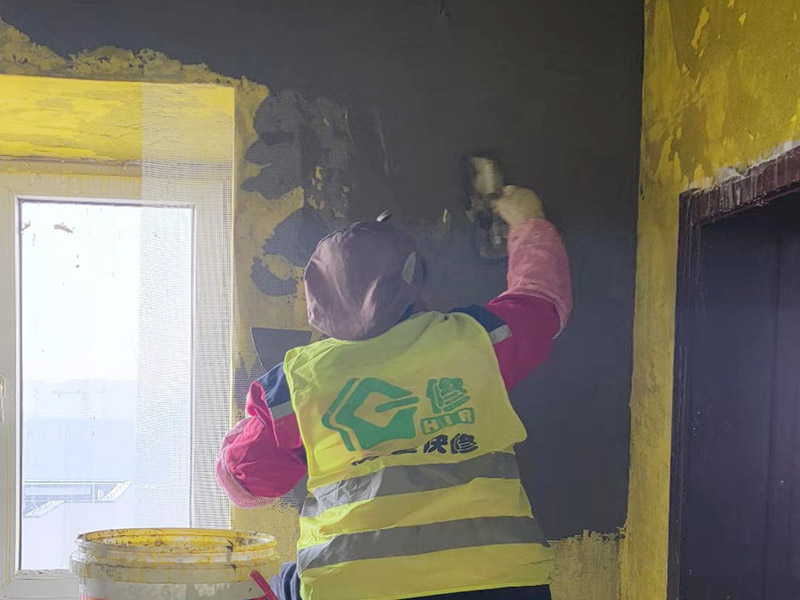 全屋墻面掛網(wǎng)施工：掛網(wǎng)之前，首先將墻面進行抹灰，抹灰要分為兩步驟走，為了能夠增加墻面的粘合力，所以我們需要多增加水泥的成分，但是也不能夠太厚。接下來就要刷一遍砂漿，刷的時候要先做一下凝水處理，而且抹灰的深度一般來說要達到3毫米左右，墻面的平整度要非常好。如果墻面上有裂縫，還需要用膠帶把它貼好，壓嚴實了，再用網(wǎng)格布蓋住，同時還要將多余的網(wǎng)格布剪斷，最后再刷上水泥砂漿，要讓它自然風(fēng)干，最后再輕輕打磨，涂上涂料，使其表面比較光滑就可以了。