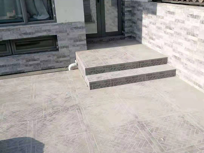 庭院貼磚施工:基層清理&rarr;貼灰餅&rarr;標(biāo)筋&rarr;鋪結(jié)合層砂漿&rarr;彈線&rarr;鋪磚&rarr;壓平拔縫&rarr;嵌縫&rarr;養(yǎng)護 將選配好的磚清洗干凈后，放入清水中浸泡2～3小時后取出晾干備用。結(jié)合層做完彈線后，接著按順序鋪磚。 鋪磚時應(yīng)抹墊水泥濕漿，按線先鋪縱橫定位帶， 定位帶各相隔15～20塊磚，然后從里往外退著鋪定位帶內(nèi)地磚，將地面磚鋪貼平整密實。 壓平、拔縫：每鋪完一個段落，用噴壺略灑水，15分鐘左右用木錘和硬木拍板按鋪磚順序錘拍一遍，不得遺漏，邊壓實邊用水平尺找平， 壓實后拉通線撫縱縫后橫縫進行拔縫調(diào)直，使縫口平直、貫通、調(diào)縫后再用木錘拍板砸平，即將縫內(nèi)余漿或磚面上的灰漿擦擦去。