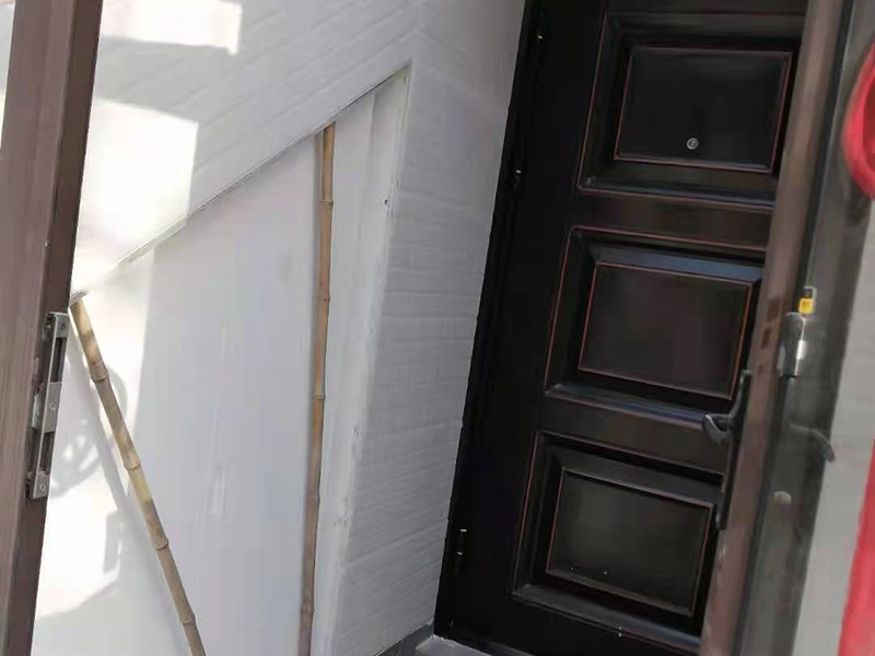 庭院貼磚施工:基層清理&rarr;貼灰餅&rarr;標(biāo)筋&rarr;鋪結(jié)合層砂漿&rarr;彈線&rarr;鋪磚&rarr;壓平拔縫&rarr;嵌縫&rarr;養(yǎng)護 將選配好的磚清洗干凈后，放入清水中浸泡2～3小時后取出晾干備用。結(jié)合層做完彈線后，接著按順序鋪磚。 鋪磚時應(yīng)抹墊水泥濕漿，按線先鋪縱橫定位帶， 定位帶各相隔15～20塊磚，然后從里往外退著鋪定位帶內(nèi)地磚，將地面磚鋪貼平整密實。 壓平、拔縫：每鋪完一個段落，用噴壺略灑水，15分鐘左右用木錘和硬木拍板按鋪磚順序錘拍一遍，不得遺漏，邊壓實邊用水平尺找平， 壓實后拉通線撫縱縫后橫縫進行拔縫調(diào)直，使縫口平直、貫通、調(diào)縫后再用木錘拍板砸平，即將縫內(nèi)余漿或磚面上的灰漿擦擦去。