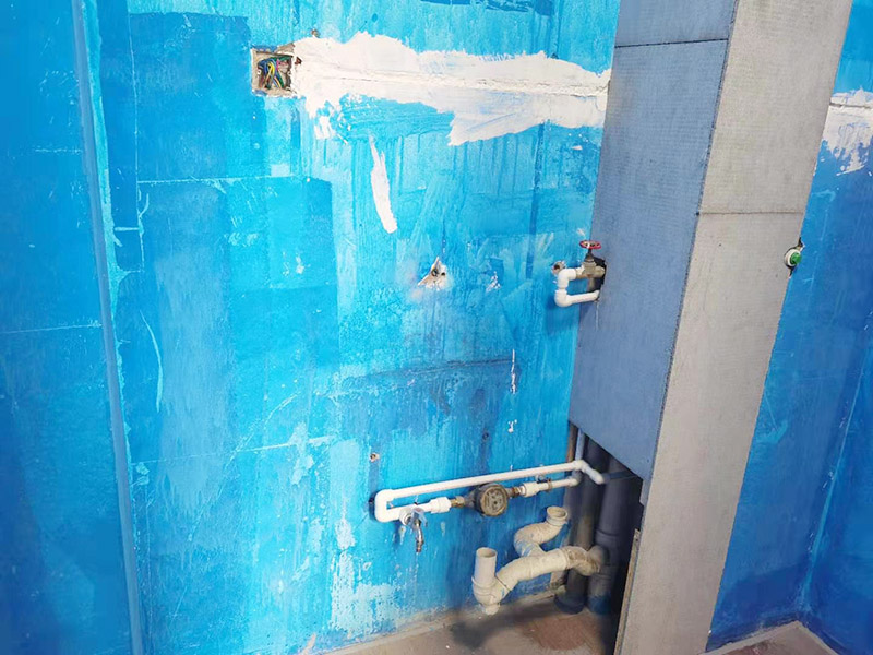 出租房廚房墻貼微晶板：將粘有圖案的轉(zhuǎn)移膜輕輕的撕離圖案的底紙，如果圖案有沒粘在轉(zhuǎn)移膜上的地方，可以用小刀輔助一下。先將轉(zhuǎn)移膜剪下的邊角料挑選個墻角的墻面測試一下墻面的性能，確定墻面沒問題后再粘貼。如果墻面掉粉或在撕下轉(zhuǎn)移膜時會連同墻面漆一起粘下，請?zhí)幚砗笤龠M行粘貼?！≠N圖案的時候，可以先將轉(zhuǎn)移膜的一角先粘在墻上，然后慢慢的將粘有圖案的轉(zhuǎn)移膜順著向下的方向貼在墻上，接著用卡片由圖案中間向四周的方向反復(fù)劃幾下，使墻貼更好粘在墻壁。