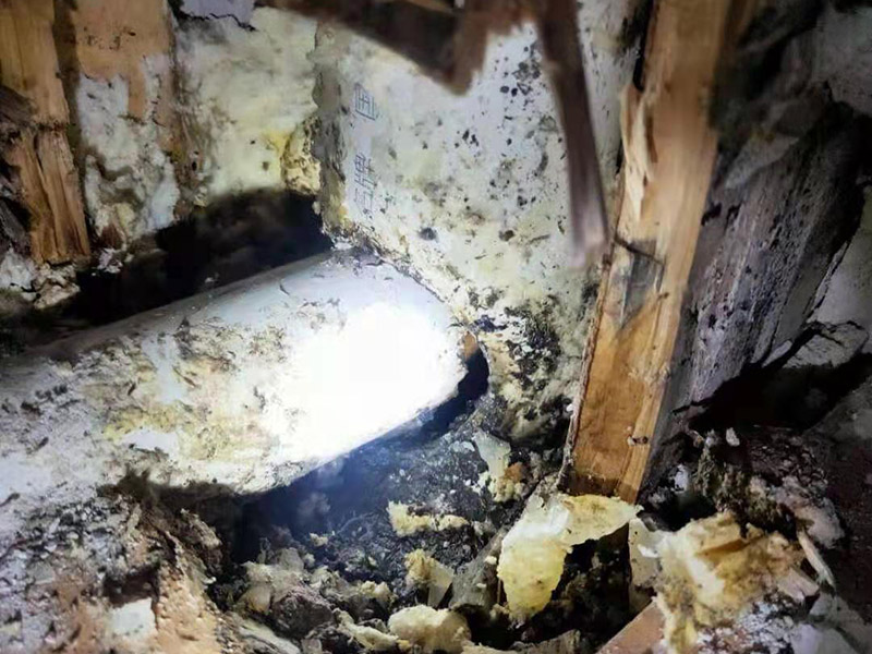 墻內(nèi)水管漏水維修:第一時間關掉自家的供水閥門，讓漏水帶來的影響盡可能的縮小。需要找到水管漏水的地方，最常使用的方法是水管打壓法。此方法需要將冷熱水管用軟管連接在一起使冷熱水形成一個圈，總閥門關閉，所有出水口只留一個口接上試壓器，其余關閉，這時試壓器的指針讀數(shù)為0。 搖動測壓桿至指針讀數(shù)到0.9-1.0之間，此時的水壓應為正常水壓的3-6倍。然后需要等待一定時間，不同管材需要的時間不一樣，但最少也需要半個小時。此時查看壓力值，如果降幅不超過0.5個壓，就沒有漏水。如果有漏點，壓力就會下降較多。 找到了漏水點，我們就要對漏水的管道進行維修或更換。首先要鑿開對應墻面，此過程中要注意對地板家居的保護。然后清理干凈管道上的殘渣，進行換新，連接好后要用防水膠對管道進行防水處理。