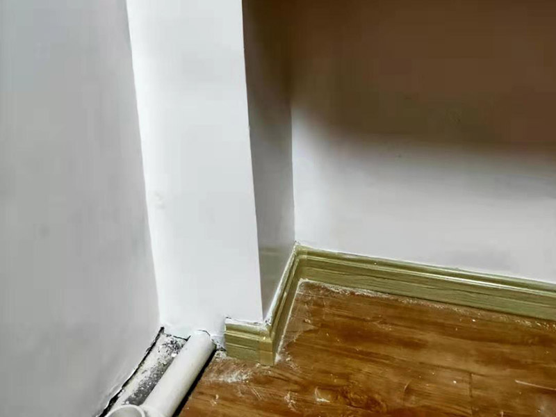 墻內(nèi)水管漏水維修:第一時間關掉自家的供水閥門，讓漏水帶來的影響盡可能的縮小。需要找到水管漏水的地方，最常使用的方法是水管打壓法。此方法需要將冷熱水管用軟管連接在一起使冷熱水形成一個圈，總閥門關閉，所有出水口只留一個口接上試壓器，其余關閉，這時試壓器的指針讀數(shù)為0。 搖動測壓桿至指針讀數(shù)到0.9-1.0之間，此時的水壓應為正常水壓的3-6倍。然后需要等待一定時間，不同管材需要的時間不一樣，但最少也需要半個小時。此時查看壓力值，如果降幅不超過0.5個壓，就沒有漏水。如果有漏點，壓力就會下降較多。 找到了漏水點，我們就要對漏水的管道進行維修或更換。首先要鑿開對應墻面，此過程中要注意對地板家居的保護。然后清理干凈管道上的殘渣，進行換新，連接好后要用防水膠對管道進行防水處理。