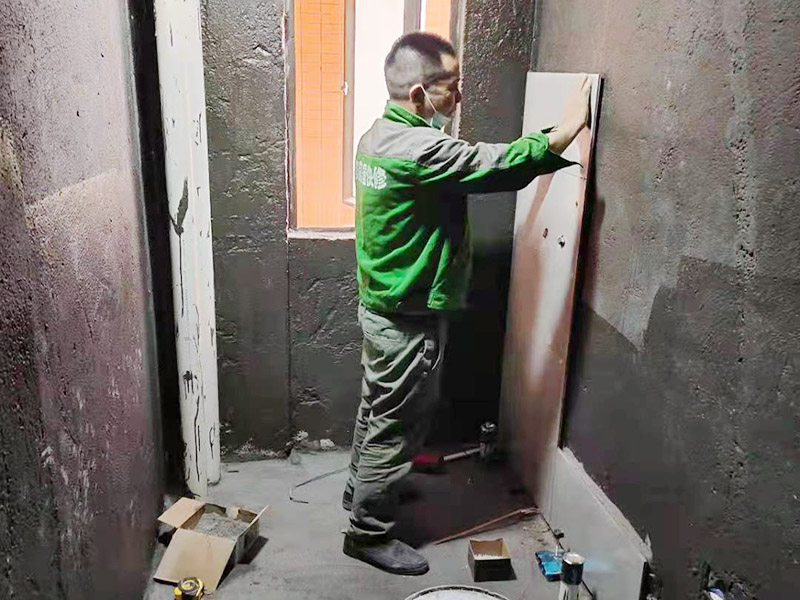 衛(wèi)生間防水貼磚維修：先做墻面防水&rarr;貼墻磚&rarr;再做地面防水2－3遍&rarr;固化期5－7天&rarr;閉水實(shí)驗(yàn)合格&rarr;地面做水泥砂漿保護(hù)層&rarr;貼地磚。都是在地面用水泥砂漿找平一次，等它干透后再做防水。一般的防水施工要做2到3遍，而且防水的順序也是有講究的，比如，要先做完墻面防水再貼墻磚，其次才可以做地面防水，再貼地磚。