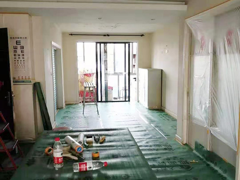 地面家具保護(hù)措施：貼好磚做好清潔，清除地磚表面的細(xì)沙之類的。防止后期走動或者其他動作刮花地磚表面釉質(zhì)，導(dǎo)致后期地面很花。其他的堅(jiān)硬物也不要留在地磚表面?？梢杂玫孛姹Ｗo(hù)膜把地磚覆蓋了，在上面的各種操作就不會破壞地磚了。選擇整體都覆蓋，方便工人之后的施工，在裝修完畢后取掉就行。