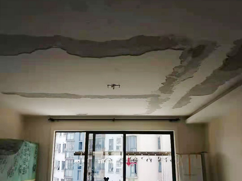 頂面墻皮脫落維修：墻面沾水：潤濕原有墻面，鏟的時(shí)候省力。  鏟墻皮：鏟除原墻面已經(jīng)被水浸過的部分，直到露出水泥砂漿墻面或是膩?zhàn)訉印? 界面劑：墻面涂刷界面劑，刷界面劑一定要都刷到，而且要刷勻。 裂縫：一般情況下用牛皮紙帶和白乳膠貼住裂縫（但不能保證100％不會(huì)再開裂）。  找平：凹凸不平的墻面需要找平，一般石膏比較常用，凹凸差不超過0.5公分為佳。 貼布：一般輕體墻和保溫墻等非承重墻都是需要貼布的，盡量選擇質(zhì)地好一點(diǎn)的墻布和白乳膠，如果有條件的話可以用網(wǎng)格布，相對(duì)防裂效果會(huì)更好一點(diǎn)。 