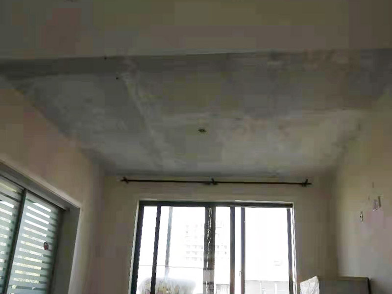 頂面墻皮脫落維修：墻面沾水：潤濕原有墻面，鏟的時(shí)候省力。  鏟墻皮：鏟除原墻面已經(jīng)被水浸過的部分，直到露出水泥砂漿墻面或是膩?zhàn)訉印? 界面劑：墻面涂刷界面劑，刷界面劑一定要都刷到，而且要刷勻。 裂縫：一般情況下用牛皮紙帶和白乳膠貼住裂縫（但不能保證100％不會(huì)再開裂）。  找平：凹凸不平的墻面需要找平，一般石膏比較常用，凹凸差不超過0.5公分為佳。 貼布：一般輕體墻和保溫墻等非承重墻都是需要貼布的，盡量選擇質(zhì)地好一點(diǎn)的墻布和白乳膠，如果有條件的話可以用網(wǎng)格布，相對(duì)防裂效果會(huì)更好一點(diǎn)。 