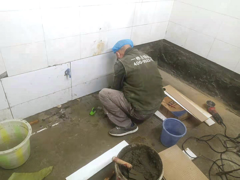 墻磚補(bǔ)瓷磚維修：如果瓷磚破損的地方，是在室內(nèi)空間中間，為了避免以后使用的美觀度，最好重新鋪貼。如果是家具擺放區(qū)域或者室內(nèi)邊角，可以使用陶瓷膠水，打磨填補(bǔ)下。 或者破損的瓷磚，需要將瓷磚的邊緣徹底清除干凈，再嵌入白水泥，使用小錘子將破損的瓷磚輕輕敲掉。如果瓷磚比較貼地面，可以使用刀子來劃分區(qū)域，從中間開始施工，讓依次將瓷磚慢慢修整干凈。