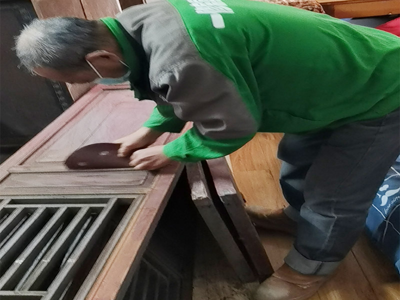 屏風(fēng)家具打磨翻新：為了保持整件家具的完整性，在拆開(kāi)時(shí)應(yīng)先觀察結(jié)構(gòu)。仔細(xì)觀察完家具的結(jié)構(gòu)后，把每個(gè)部件都標(biāo)做好序號(hào)以便翻新后安裝，在家具在拆時(shí)要按照組裝時(shí)相反的順序拆開(kāi)。可以使用功率較大的吹風(fēng)機(jī)來(lái)清理舊家具上的浮塵及積土，但是一定不能用濕布來(lái)擦，沒(méi)有看清楚部件本身面目之前就用濕布來(lái)擦拭會(huì)造成無(wú)法預(yù)料的傷害。家具去漆一般用細(xì)砂紙來(lái)輕輕的打磨，較硬的部位可以使用刀刮。注意去漆時(shí)原有的精雕部分不能破壞，否則會(huì)造成永久的損壞，怎么修補(bǔ)也沒(méi)有用。 最后就是對(duì)舊家具做漆面，它不是說(shuō)簡(jiǎn)單地刷漆就行，而要盡量保留家具原來(lái)的漆面。舊家具的漆膜也是一樣需要打磨的，要想效果好可以用人的來(lái)對(duì)家具反復(fù)摩擦。對(duì)于家具漆面的打磨要求不能留有死角、不能留有油污、色澤要均勻一致。