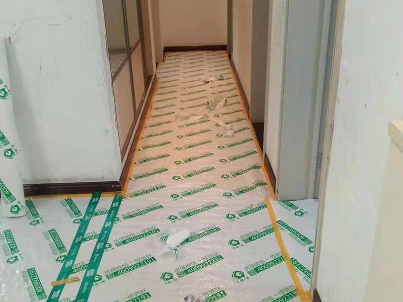 家具成品保護措施：成品飾面板在安裝好后必須用PE保護膜覆蓋包起來，所有成品飾面板的陽角位必須用硬質(zhì)紙護角或泡沫棉進行保護性包裝，防止交被其他施工人員碰撞。固裝家具保護完后，在正面要貼上醒目的標簽，進行現(xiàn)場提示。家具木門安裝好后，木門的門框1.5米以下高度一定要用硬質(zhì)紙護角或泡沫棉進行保護性包裝，門頁用PE保護膜及泡沫板包起來，防止交被其他施工人員碰撞。