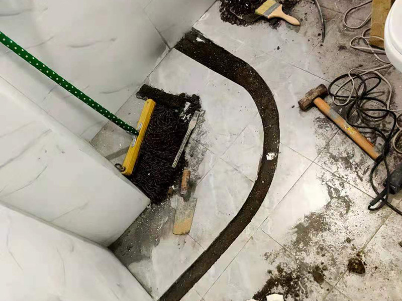 浴室地面擋水條安裝：房屋裝修時鋪地板磚的過程中會留出一條槽，水泥砂漿鋪平后放入大理石的擋水條。在鋪地磚的時候先將擋水條嵌在地磚里面，配套浴簾用的擋水條，安裝時測量好安裝高度。使浴簾自然下垂，垂進擋水條里三厘米左右，是最好的安裝效果且安裝后水不會外濺。