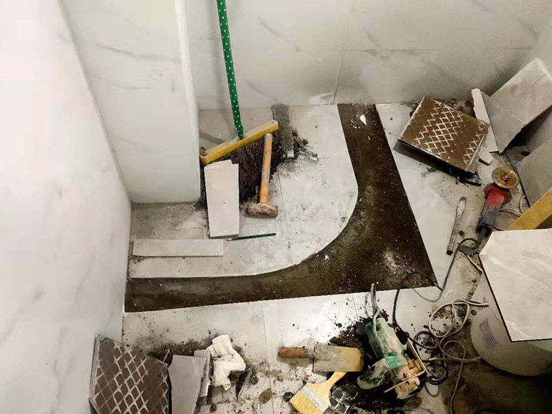 浴室地面擋水條安裝：房屋裝修時鋪地板磚的過程中會留出一條槽，水泥砂漿鋪平后放入大理石的擋水條。在鋪地磚的時候先將擋水條嵌在地磚里面，配套浴簾用的擋水條，安裝時測量好安裝高度。使浴簾自然下垂，垂進擋水條里三厘米左右，是最好的安裝效果且安裝后水不會外濺。