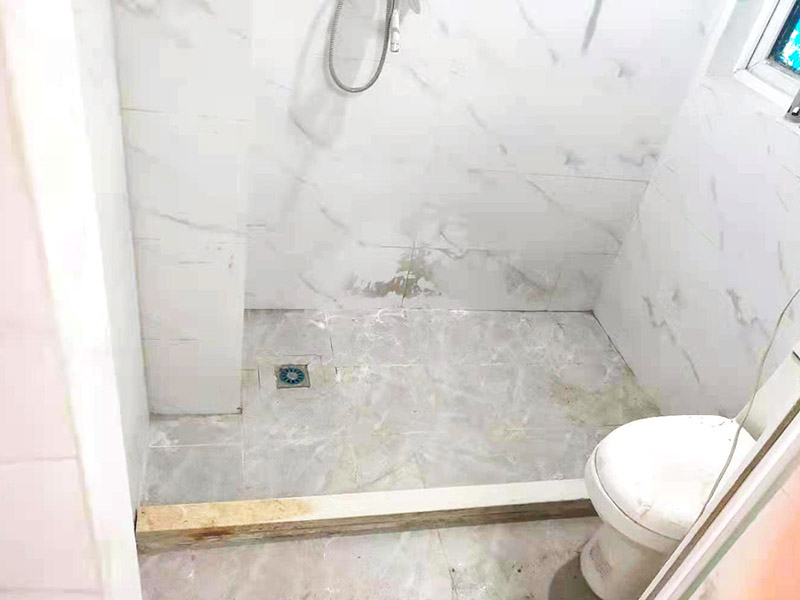 浴室地面擋水條安裝：房屋裝修時鋪地板磚的過程中會留出一條槽，水泥砂漿鋪平后放入大理石的擋水條。在鋪地磚的時候先將擋水條嵌在地磚里面，配套浴簾用的擋水條，安裝時測量好安裝高度。使浴簾自然下垂，垂進擋水條里三厘米左右，是最好的安裝效果且安裝后水不會外濺。