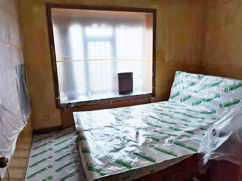 臥室翻新家具保護(hù)方案：在新房裝修及舊房翻新時(shí)粘上遮蔽保護(hù)膜和遮蔽紙，保護(hù)門窗、地板、家具及燈具等等。防止施工時(shí)涂料和油漆刷在以上物體上面，也使施工人員可以大膽、快速的涂刷墻面，不必?fù)?dān)心涂料會(huì)流到地板上造成需花大量人工清潔的現(xiàn)象?？梢灾苯犹岣呤┕ば?，節(jié)約施工后的清潔工作、節(jié)約人工、提高裝修質(zhì)量。 大件家具家電搬移：在進(jìn)場(chǎng)施工前需要將家具搬移出一定的距離，移到房子中間，并用保護(hù)膜和保護(hù)套對(duì)地板、家具、家電、墻面進(jìn)行保護(hù)，一邊施工，杜絕粘污。 地面保護(hù)：用地膜將需要涂刷房間的地面鋪上地膜，如果靠近踢腳線，地膜附在30厘米遮蔽保護(hù)膜之上，用美紋紙或大膠帶固定。第一層地膜和第二層地膜之間用大膠帶固定，一定要平整無(wú)縫隙。 門、家具：根據(jù)被包裹物體大小選擇遮蔽保護(hù)膜的大小，確保保護(hù)物體四面包裹無(wú)死角，且保護(hù)膜平整。