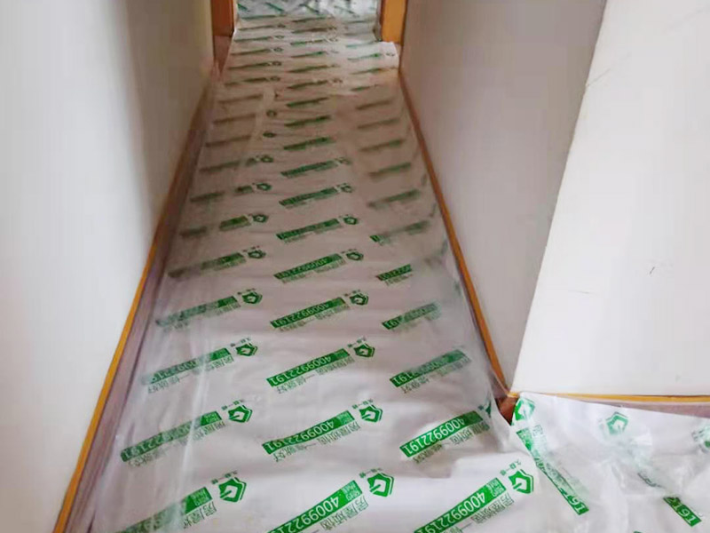 臥室翻新家具保護(hù)方案：在新房裝修及舊房翻新時(shí)粘上遮蔽保護(hù)膜和遮蔽紙，保護(hù)門窗、地板、家具及燈具等等。防止施工時(shí)涂料和油漆刷在以上物體上面，也使施工人員可以大膽、快速的涂刷墻面，不必?fù)?dān)心涂料會(huì)流到地板上造成需花大量人工清潔的現(xiàn)象?？梢灾苯犹岣呤┕ば?，節(jié)約施工后的清潔工作、節(jié)約人工、提高裝修質(zhì)量。 大件家具家電搬移：在進(jìn)場(chǎng)施工前需要將家具搬移出一定的距離，移到房子中間，并用保護(hù)膜和保護(hù)套對(duì)地板、家具、家電、墻面進(jìn)行保護(hù)，一邊施工，杜絕粘污。 地面保護(hù)：用地膜將需要涂刷房間的地面鋪上地膜，如果靠近踢腳線，地膜附在30厘米遮蔽保護(hù)膜之上，用美紋紙或大膠帶固定。第一層地膜和第二層地膜之間用大膠帶固定，一定要平整無(wú)縫隙。 門、家具：根據(jù)被包裹物體大小選擇遮蔽保護(hù)膜的大小，確保保護(hù)物體四面包裹無(wú)死角，且保護(hù)膜平整。