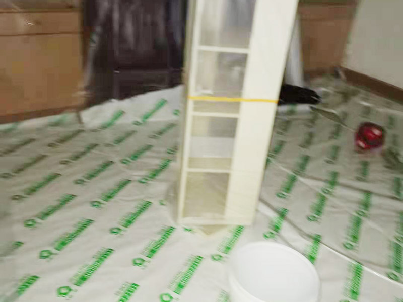 臥室翻新家具保護(hù)方案：在新房裝修及舊房翻新時(shí)粘上遮蔽保護(hù)膜和遮蔽紙，保護(hù)門窗、地板、家具及燈具等等。防止施工時(shí)涂料和油漆刷在以上物體上面，也使施工人員可以大膽、快速的涂刷墻面，不必?fù)?dān)心涂料會(huì)流到地板上造成需花大量人工清潔的現(xiàn)象?？梢灾苯犹岣呤┕ば剩?jié)約施工后的清潔工作、節(jié)約人工、提高裝修質(zhì)量。 大件家具家電搬移：在進(jìn)場(chǎng)施工前需要將家具搬移出一定的距離，移到房子中間，并用保護(hù)膜和保護(hù)套對(duì)地板、家具、家電、墻面進(jìn)行保護(hù)，一邊施工，杜絕粘污。 地面保護(hù)：用地膜將需要涂刷房間的地面鋪上地膜，如果靠近踢腳線，地膜附在30厘米遮蔽保護(hù)膜之上，用美紋紙或大膠帶固定。第一層地膜和第二層地膜之間用大膠帶固定，一定要平整無(wú)縫隙。 門、家具：根據(jù)被包裹物體大小選擇遮蔽保護(hù)膜的大小，確保保護(hù)物體四面包裹無(wú)死角，且保護(hù)膜平整。