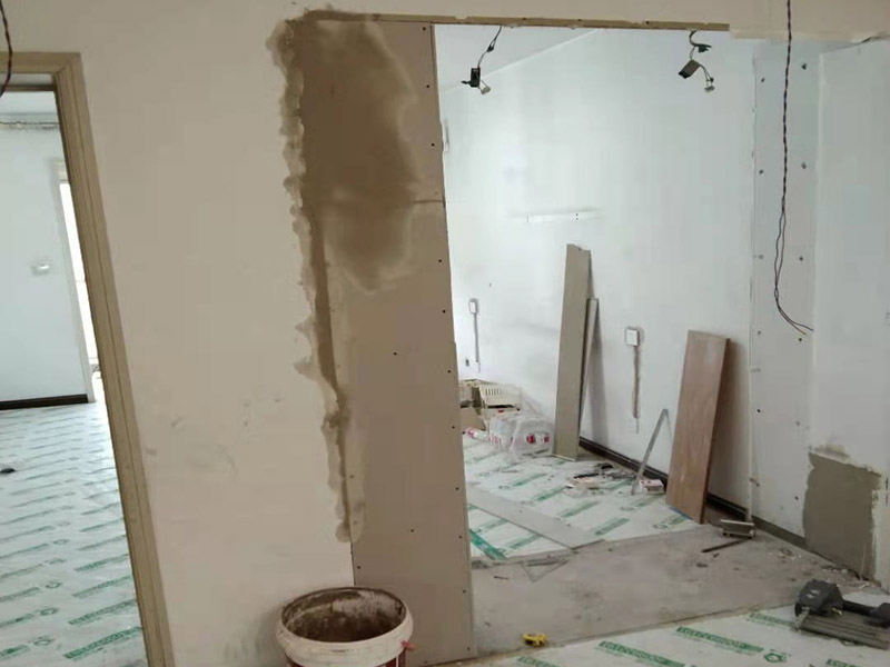 墻面局部修補翻新：舊墻面在翻新之前務(wù)必需要進行基層處理，如果墻面粉化嚴重，則需要使用鏟子對漆面進行一一鏟除，再涂刷白水泥。如果舊墻表面平滑的，則需要使用砂紙進行打磨，將不粘結(jié)的漆膜除去，以便于后期進行油漆施工。 舊墻基層處理好后，就可以進行刮膩子的施工，在這一環(huán)節(jié)需要注意涂刮的膩子厚度應(yīng)均勻一致，一般刮2-3遍，再來進行打磨處理。等完全干燥后，再來進行一遍底漆的施工，底漆有著很好防潮效果，還利于面漆的著附。最后則是進行兩道面漆的施工涂刷，待第一遍面漆施工干透后，才能進行第二遍面漆的涂刷，漆膜應(yīng)均勻，薄厚一致。