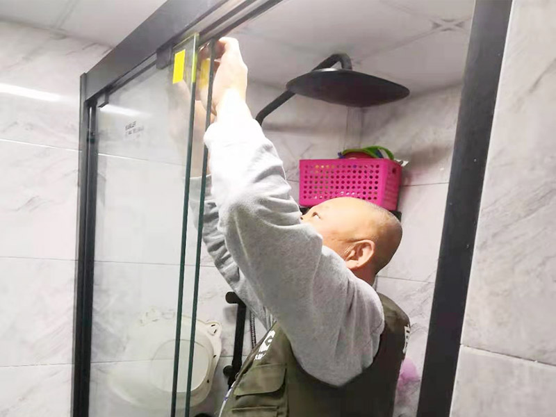 塑鋼門窗維修安裝中，經(jīng)常遇見鋁型材表面防護膜有殘留怎么辦