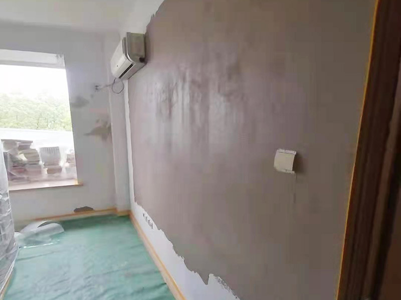 墻面頂面翻新保護：乳膠漆：目前應用最廣，也是可以大面積使用在家里的方式，施工方便，色彩多但一般無法實現(xiàn)花紋、圖案。水性乳膠漆比較環(huán)保，但不可避免會有一些可揮發(fā)性物質。而且目前還沒有任何一款乳膠漆能真正做到耐擦洗。 瓷磚：比較常見于廚衛(wèi)和一些公共大廳的墻面裝修，不怕水、耐用，易清潔。 木板、玻璃、石材等特殊裝飾物：一般用于一些特殊的墻面，主要為打造一些視覺效果，很少大面積使用。