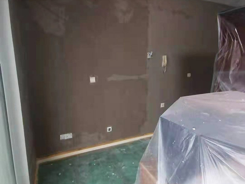 墻面頂面翻新保護：乳膠漆：目前應用最廣，也是可以大面積使用在家里的方式，施工方便，色彩多但一般無法實現(xiàn)花紋、圖案。水性乳膠漆比較環(huán)保，但不可避免會有一些可揮發(fā)性物質。而且目前還沒有任何一款乳膠漆能真正做到耐擦洗。 瓷磚：比較常見于廚衛(wèi)和一些公共大廳的墻面裝修，不怕水、耐用，易清潔。 木板、玻璃、石材等特殊裝飾物：一般用于一些特殊的墻面，主要為打造一些視覺效果，很少大面積使用。