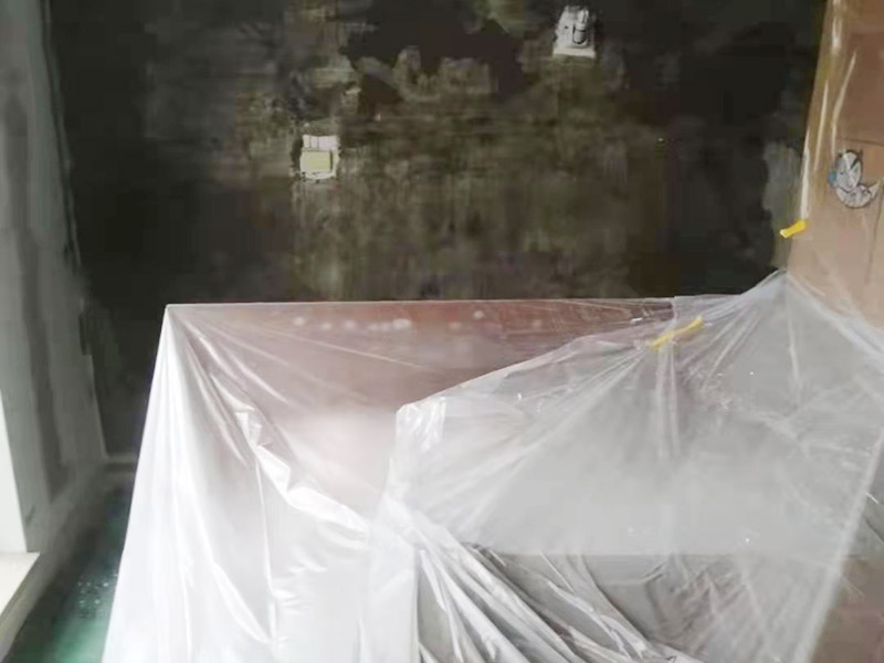 墻面頂面翻新保護：乳膠漆：目前應用最廣，也是可以大面積使用在家里的方式，施工方便，色彩多但一般無法實現(xiàn)花紋、圖案。水性乳膠漆比較環(huán)保，但不可避免會有一些可揮發(fā)性物質。而且目前還沒有任何一款乳膠漆能真正做到耐擦洗。 瓷磚：比較常見于廚衛(wèi)和一些公共大廳的墻面裝修，不怕水、耐用，易清潔。 木板、玻璃、石材等特殊裝飾物：一般用于一些特殊的墻面，主要為打造一些視覺效果，很少大面積使用。