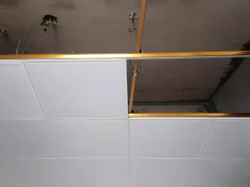 衛(wèi)生間局部改造：衛(wèi)生間改造中水電的改造尤為重要且需要最早開始著手，由于會(huì)涉及到浴霸采暖、燈光的線路走向、水管的入墻等問題，所以在改造之前需制定一個(gè)詳細(xì)的水電走向設(shè)計(jì)。衛(wèi)生間改造中一般都需要做吊頂處理，當(dāng)然，美觀的同時(shí)作為淋浴的場(chǎng)所防水等方面也需要注意。所以在選擇衛(wèi)生間的吊頂材料時(shí)，具備防水、防潮、防腐蝕、耐高溫功能的耐用材料值得購(gòu)買。一般常見的衛(wèi)生間吊頂材料是鋁扣板。