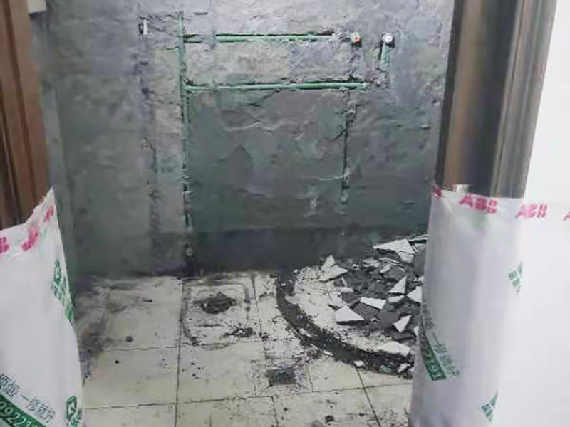 衛(wèi)生間局部改造：衛(wèi)生間改造中水電的改造尤為重要且需要最早開始著手，由于會(huì)涉及到浴霸采暖、燈光的線路走向、水管的入墻等問題，所以在改造之前需制定一個(gè)詳細(xì)的水電走向設(shè)計(jì)。衛(wèi)生間改造中一般都需要做吊頂處理，當(dāng)然，美觀的同時(shí)作為淋浴的場(chǎng)所防水等方面也需要注意。所以在選擇衛(wèi)生間的吊頂材料時(shí)，具備防水、防潮、防腐蝕、耐高溫功能的耐用材料值得購(gòu)買。一般常見的衛(wèi)生間吊頂材料是鋁扣板。