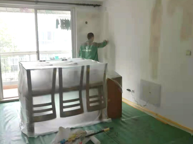 客廳墻面翻新家具保護：在墻面翻新前，需要先將舊漆面鏟除干凈，之后在進行打磨，將墻面的浮沉雜物都清理干凈。如果墻面有凹凸不平的情況，要先用膩子修補，如果墻面出現(xiàn)空鼓的現(xiàn)象，也要將整面的墻皮進行鏟除，在做后續(xù)的處理。基層做完后，需要將施工區(qū)域的家具物件移除，避免在翻新過程中，使家具受到損傷。