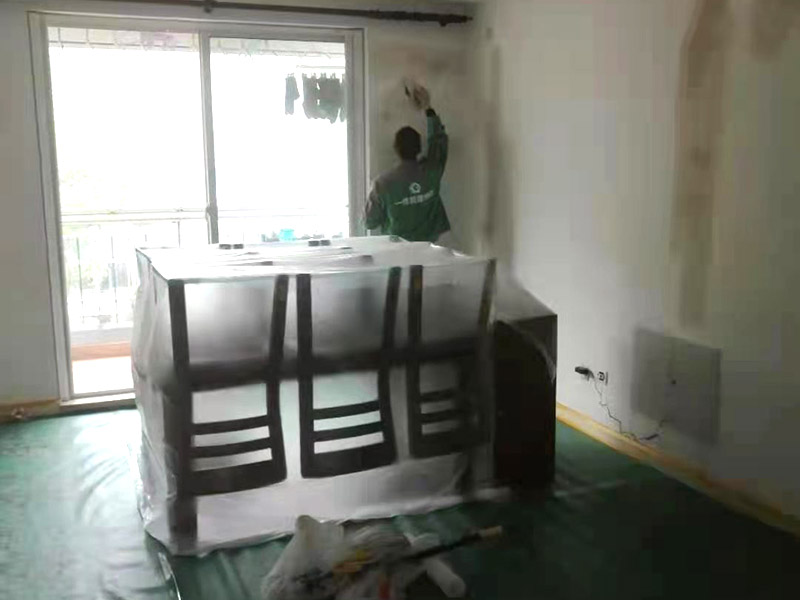 客廳墻面翻新家具保護：在墻面翻新前，需要先將舊漆面鏟除干凈，之后在進行打磨，將墻面的浮沉雜物都清理干凈。如果墻面有凹凸不平的情況，要先用膩子修補，如果墻面出現(xiàn)空鼓的現(xiàn)象，也要將整面的墻皮進行鏟除，在做后續(xù)的處理?；鶎幼鐾旰螅枰獙⑹┕^(qū)域的家具物件移除，避免在翻新過程中，使家具受到損傷。