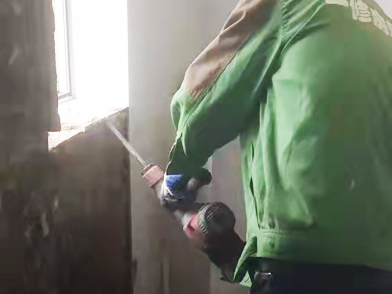 墻磚拆除翻新：衛(wèi)浴用具拆除后可以對(duì)墻面瓷磚進(jìn)行拆卸。拆卸一般是從墻體的下方往上方敲，從瓷磚的邊緣往里面敲，還需要根據(jù)拆卸的位置選擇適當(dāng)?shù)那么u力度。敲磚是從墻體下方開始敲，從每塊瓷磚的邊緣開始敲。如果先敲上面的瓷磚，地面堆積瓷磚較多，擋住墻體下面的瓷磚，不利于拆卸。  　　另外，敲磚過程中，要不是對(duì)地面的瓷磚進(jìn)行清理，以免瓷磚過多堆積，減慢施工進(jìn)度以及造成施工意外。由于二手房的衛(wèi)浴在之前是做了一次防水的，因此在敲磚時(shí)必須注意防水層的處理，與屋主溝通好，防水層是否打掉。