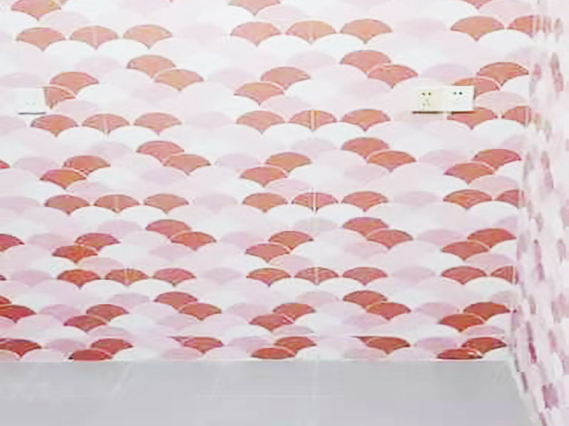 墻磚拆除翻新：衛(wèi)浴用具拆除后可以對(duì)墻面瓷磚進(jìn)行拆卸。拆卸一般是從墻體的下方往上方敲，從瓷磚的邊緣往里面敲，還需要根據(jù)拆卸的位置選擇適當(dāng)?shù)那么u力度。敲磚是從墻體下方開始敲，從每塊瓷磚的邊緣開始敲。如果先敲上面的瓷磚，地面堆積瓷磚較多，擋住墻體下面的瓷磚，不利于拆卸。  　　另外，敲磚過程中，要不是對(duì)地面的瓷磚進(jìn)行清理，以免瓷磚過多堆積，減慢施工進(jìn)度以及造成施工意外。由于二手房的衛(wèi)浴在之前是做了一次防水的，因此在敲磚時(shí)必須注意防水層的處理，與屋主溝通好，防水層是否打掉。