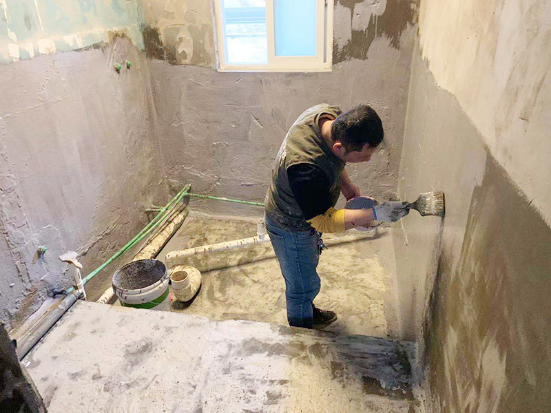 衛(wèi)生間防水裝修案例：清理衛(wèi)生間基層，包括灰塵、沙粒、水泥等，地面找平找坡，墻面若有裂痕、空鼓、缺陷用水泥抹平，保證基層堅(jiān)固平整。衛(wèi)生間陰陽(yáng)角、水管根部應(yīng)避免死角，做成圓弧并順直。漏水概率最大的部位主要是陰陽(yáng)角、水管根部，為了降低漏水風(fēng)險(xiǎn)先將這些部位做一遍防水。第二遍防水與第一遍防水要才有十字交叉的方式，這樣能夠降低漏刷的可能性。防水一般做兩到三遍，每遍厚度控制在0.5mm左右。