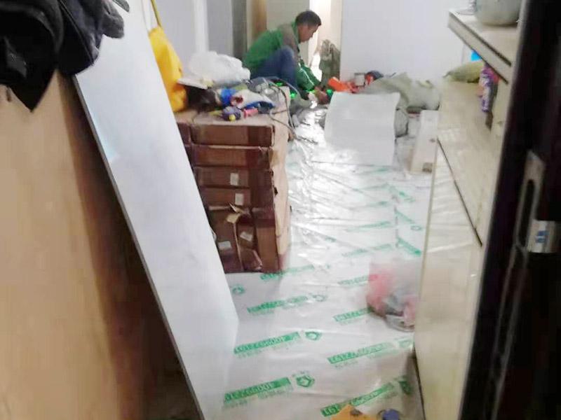 衛(wèi)生間防水裝修案例：清理衛(wèi)生間基層，包括灰塵、沙粒、水泥等，地面找平找坡，墻面若有裂痕、空鼓、缺陷用水泥抹平，保證基層堅(jiān)固平整。衛(wèi)生間陰陽(yáng)角、水管根部應(yīng)避免死角，做成圓弧并順直。漏水概率最大的部位主要是陰陽(yáng)角、水管根部，為了降低漏水風(fēng)險(xiǎn)先將這些部位做一遍防水。第二遍防水與第一遍防水要才有十字交叉的方式，這樣能夠降低漏刷的可能性。防水一般做兩到三遍，每遍厚度控制在0.5mm左右。