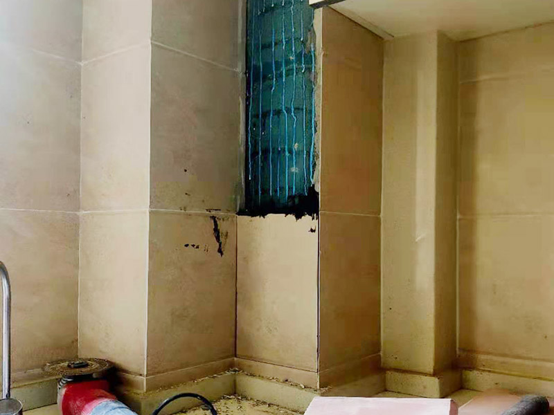 廚房墻磚修復(fù)施工：1、刮除掉需要更換的瓷磚與周圍瓷磚的接縫處的填縫劑； 2、用云石機(jī)沿瓷磚的對角線切開，注意不要到瓷磚的四個(gè)角，離角大概有10公分即可； 3、采用錘子，從對角線的中心位置砸開，取掉中心碎裂的瓷磚； 4、采用錘子和撬杠從碎裂中心邊緣部分開始，撬杠適當(dāng)向外傾斜立在磚面，用錘子錘擊撬杠，逐步的從中心往四周敲砸瓷磚，到瓷磚的邊的部分要特別的小心。 5、將砸掉瓷磚瓷磚后的墻地面基層清理干凈，剔除松動(dòng)的基層； 6、采用水泥砂漿重新粘貼新的瓷磚。