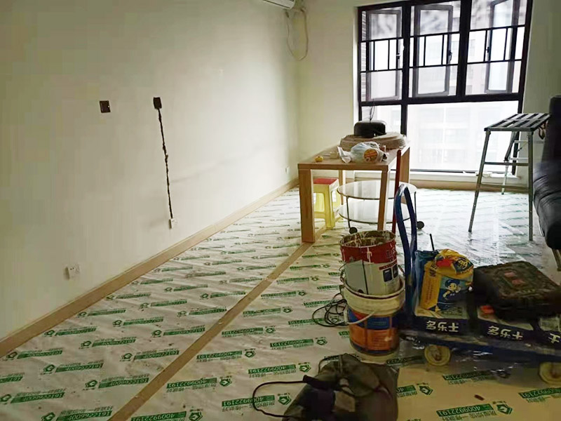 地面家具成品保護(hù)措施:在墻面翻新前，需要先將舊漆面鏟除干凈，之后在進(jìn)行打磨，將墻面的浮沉雜物都清理干凈。如果墻面有凹凸不平的情況，要先用膩?zhàn)有扪a(bǔ)，如果墻面出現(xiàn)空鼓的現(xiàn)象，也要將整面的墻皮進(jìn)行鏟除，在做后續(xù)的處理。基層做完后，需要將施工區(qū)域的家具物件移除，避免在翻新過(guò)程中，使家具受到損傷。