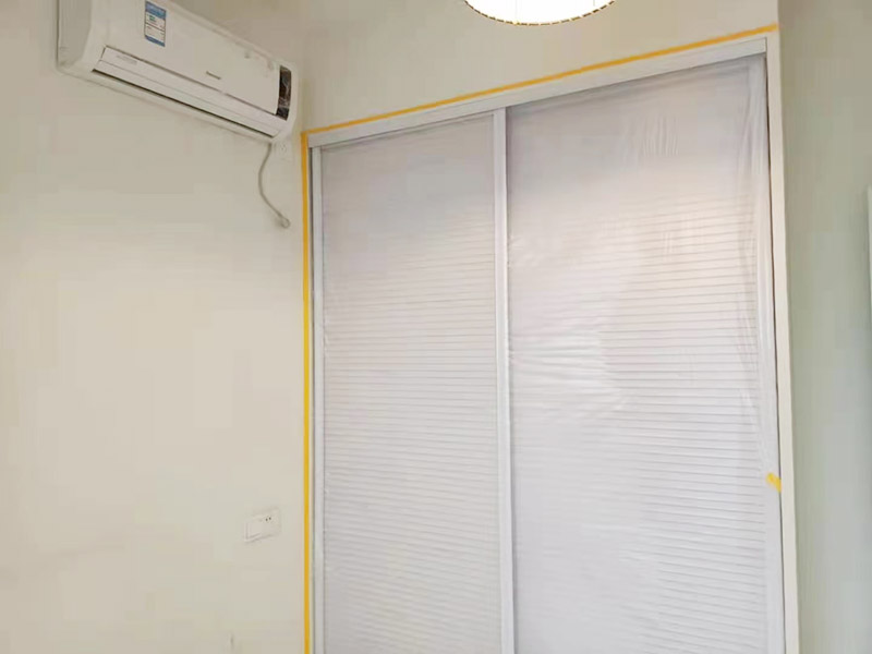 地面家具成品保護(hù)措施:在墻面翻新前，需要先將舊漆面鏟除干凈，之后在進(jìn)行打磨，將墻面的浮沉雜物都清理干凈。如果墻面有凹凸不平的情況，要先用膩?zhàn)有扪a(bǔ)，如果墻面出現(xiàn)空鼓的現(xiàn)象，也要將整面的墻皮進(jìn)行鏟除，在做后續(xù)的處理?；鶎幼鐾旰螅枰獙⑹┕^(qū)域的家具物件移除，避免在翻新過(guò)程中，使家具受到損傷。