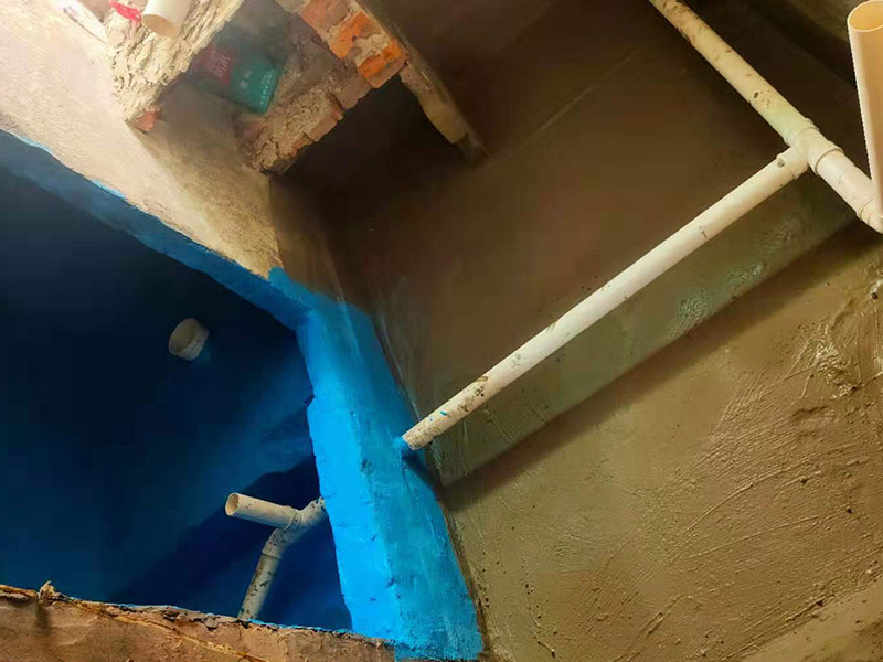 地面防水施工流程:清理基層：將墊層上松散的混凝土、砂漿等清洗干凈，凸出的鼓包剔除。 刷水泥素漿：配合比為水泥∶防水油，加上適量水拌合成粥狀，鋪攤在地面上，用掃帚均勻掃一遍。 抹底層砂漿：底層用1∶3水泥砂漿，摻入水泥重3%～5%的防水粉。拌好的砂漿倒在地上，用杠尺刮平，木抹子順平，鐵抹子壓一遍。 刷水泥素漿：常溫間隔1d后刷水泥素漿一道，配合比為水泥∶防水油加適量水。 抹面層砂漿：刷水泥素漿后，接著抹面層砂漿，配合比及做法用底層。