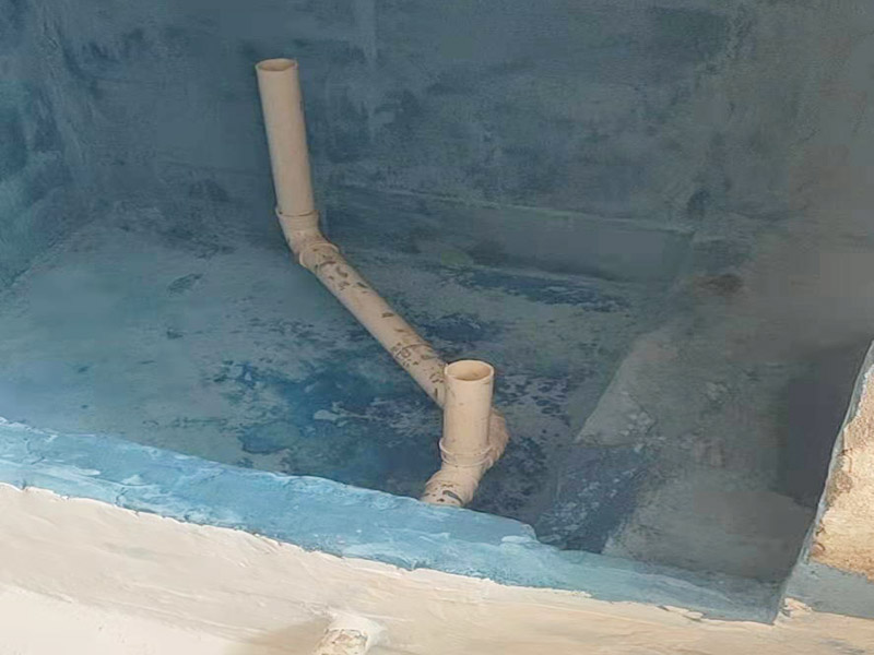 地面防水施工流程:清理基層：將墊層上松散的混凝土、砂漿等清洗干凈，凸出的鼓包剔除。 刷水泥素漿：配合比為水泥∶防水油，加上適量水拌合成粥狀，鋪攤在地面上，用掃帚均勻掃一遍。 抹底層砂漿：底層用1∶3水泥砂漿，摻入水泥重3%～5%的防水粉。拌好的砂漿倒在地上，用杠尺刮平，木抹子順平，鐵抹子壓一遍。 刷水泥素漿：常溫間隔1d后刷水泥素漿一道，配合比為水泥∶防水油加適量水。 抹面層砂漿：刷水泥素漿后，接著抹面層砂漿，配合比及做法用底層。